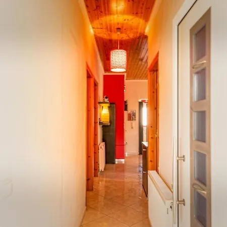 Elisavet Apts Kavos