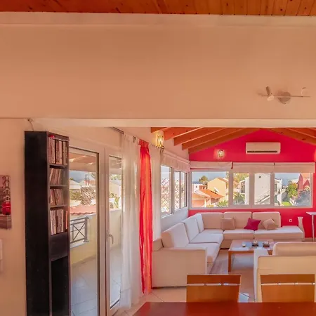 Elisavet Apts Kavos