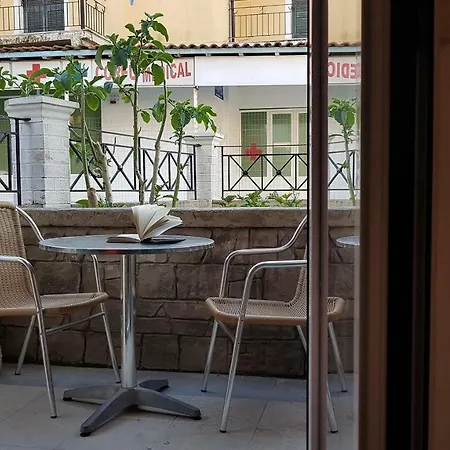 Elisavet Apts *