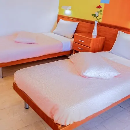 Elisavet Apts Kavos